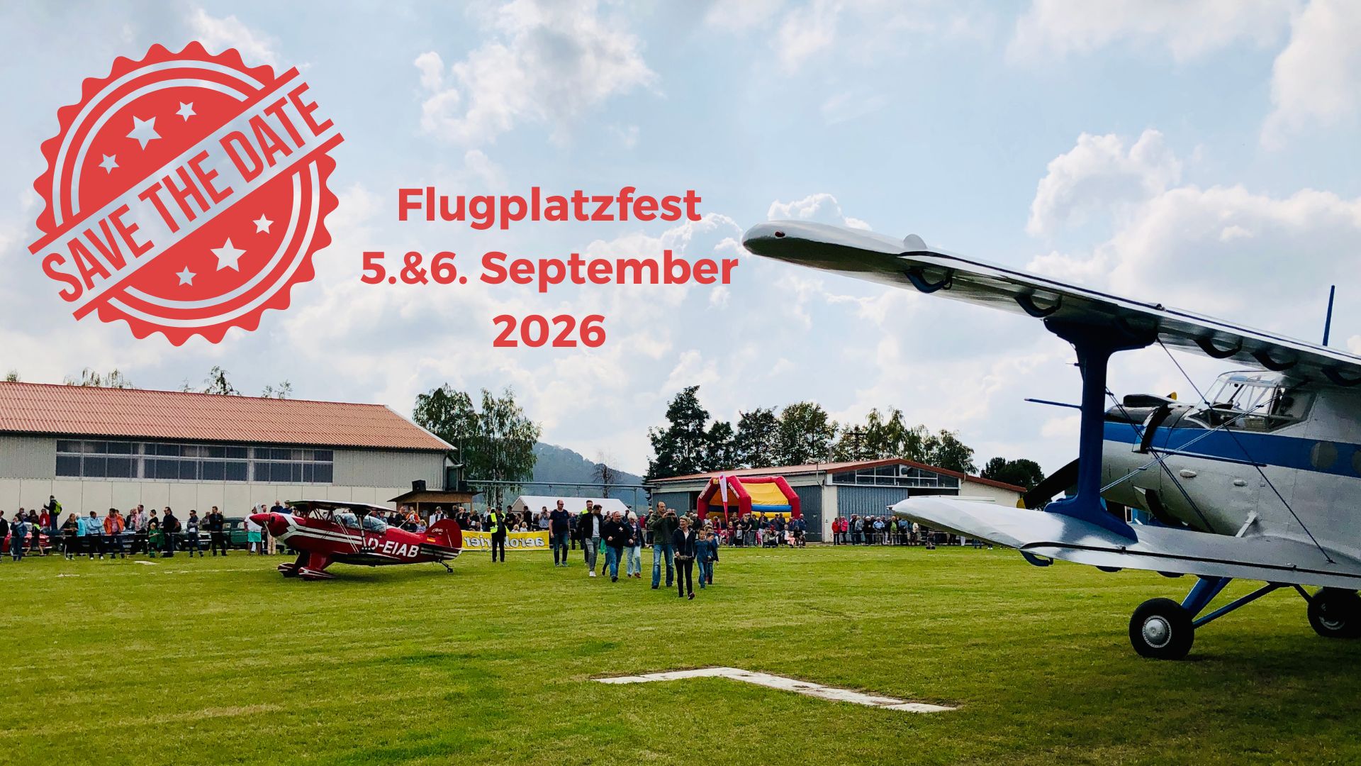 Flugplatzfest Luftansicht eines Flugplatzfestes mit einer alten Maschine und zahlreichen Besuchern.